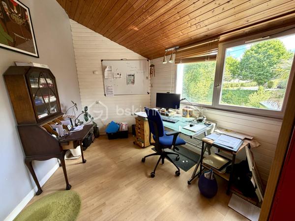 Découvrez cette charmante maison familiale de 176 m², nichée dans un environnement verdoyant et paisible, tout en restant à proximité immédiate de toutes les commodités.
À l'extérieur, vous profiterez d'un magnifique jardin clos et arboré, véritable écrin de verdure, idéal pour les moments de détente en famille. La propriété dispose également d'un stationnement privatif pouvant accueillir au moins deux voitures, d'un atelier ainsi que d'une authentique cave à vin enterrée avec sol en terre battue.
Son emplacement est un véritable atout : bus, tramway, gare et voie express sont accessibles rapidement, facilitant tous vos déplacements. Brest se prête également parfaitement aux déplacements à vélo.
Au rez-de-chaussée, vous découvrirez une belle pièce de vie lumineuse, ouverte sur une agréable terrasse et une cuisine ouverte, parfaite pour partager des moments conviviaux. Un petit salon attenant offre un espace plus intime pour se détendre. Ce rez-de-chaussée bénéficie d'un chauffage au sol, garantissant un excellent confort.
À l'étage, un chaleureux plancher en bois dessert l'espace nuit composé de quatre chambres, deux bureaux (idéals pour le télétravail ou une activité indépendante), une salle de bains et une salle d'eau.
Une maison au caractère atypique, alliant charme, volumes généreux et qualité de vie, idéale pour une famille en quête d'un cadre de vie privilégié à Brest.