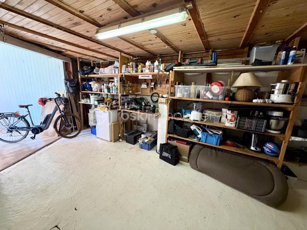 Découvrez cette charmante maison familiale de 176 m², nichée dans un environnement verdoyant et paisible, tout en restant à proximité immédiate de toutes les commodités.
À l'extérieur, vous profiterez d'un magnifique jardin clos et arboré, véritable écrin de verdure, idéal pour les moments de détente en famille. La propriété dispose également d'un stationnement privatif pouvant accueillir au moins deux voitures, d'un atelier ainsi que d'une authentique cave à vin enterrée avec sol en terre battue.
Son emplacement est un véritable atout : bus, tramway, gare et voie express sont accessibles rapidement, facilitant tous vos déplacements. Brest se prête également parfaitement aux déplacements à vélo.
Au rez-de-chaussée, vous découvrirez une belle pièce de vie lumineuse, ouverte sur une agréable terrasse et une cuisine ouverte, parfaite pour partager des moments conviviaux. Un petit salon attenant offre un espace plus intime pour se détendre. Ce rez-de-chaussée bénéficie d'un chauffage au sol, garantissant un excellent confort.
À l'étage, un chaleureux plancher en bois dessert l'espace nuit composé de quatre chambres, deux bureaux (idéals pour le télétravail ou une activité indépendante), une salle de bains et une salle d'eau.
Une maison au caractère atypique, alliant charme, volumes généreux et qualité de vie, idéale pour une famille en quête d'un cadre de vie privilégié à Brest.