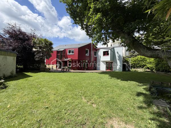 Découvrez cette charmante maison familiale de 176 m², nichée dans un environnement verdoyant et paisible, tout en restant à proximité immédiate de toutes les commodités.
À l'extérieur, vous profiterez d'un magnifique jardin clos et arboré, véritable écrin de verdure, idéal pour les moments de détente en famille. La propriété dispose également d'un stationnement privatif pouvant accueillir au moins deux voitures, d'un atelier ainsi que d'une authentique cave à vin enterrée avec sol en terre battue.
Son emplacement est un véritable atout : bus, tramway, gare et voie express sont accessibles rapidement, facilitant tous vos déplacements. Brest se prête également parfaitement aux déplacements à vélo.
Au rez-de-chaussée, vous découvrirez une belle pièce de vie lumineuse, ouverte sur une agréable terrasse et une cuisine ouverte, parfaite pour partager des moments conviviaux. Un petit salon attenant offre un espace plus intime pour se détendre. Ce rez-de-chaussée bénéficie d'un chauffage au sol, garantissant un excellent confort.
À l'étage, un chaleureux plancher en bois dessert l'espace nuit composé de quatre chambres, deux bureaux (idéals pour le télétravail ou une activité indépendante), une salle de bains et une salle d'eau.
Une maison au caractère atypique, alliant charme, volumes généreux et qualité de vie, idéale pour une famille en quête d'un cadre de vie privilégié à Brest.