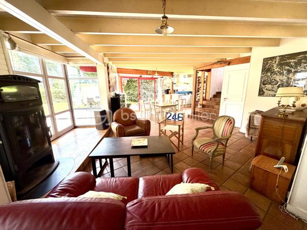 Découvrez cette charmante maison familiale de 176 m², nichée dans un environnement verdoyant et paisible, tout en restant à proximité immédiate de toutes les commodités.
À l'extérieur, vous profiterez d'un magnifique jardin clos et arboré, véritable écrin de verdure, idéal pour les moments de détente en famille. La propriété dispose également d'un stationnement privatif pouvant accueillir au moins deux voitures, d'un atelier ainsi que d'une authentique cave à vin enterrée avec sol en terre battue.
Son emplacement est un véritable atout : bus, tramway, gare et voie express sont accessibles rapidement, facilitant tous vos déplacements. Brest se prête également parfaitement aux déplacements à vélo.
Au rez-de-chaussée, vous découvrirez une belle pièce de vie lumineuse, ouverte sur une agréable terrasse et une cuisine ouverte, parfaite pour partager des moments conviviaux. Un petit salon attenant offre un espace plus intime pour se détendre. Ce rez-de-chaussée bénéficie d'un chauffage au sol, garantissant un excellent confort.
À l'étage, un chaleureux plancher en bois dessert l'espace nuit composé de quatre chambres, deux bureaux (idéals pour le télétravail ou une activité indépendante), une salle de bains et une salle d'eau.
Une maison au caractère atypique, alliant charme, volumes généreux et qualité de vie, idéale pour une famille en quête d'un cadre de vie privilégié à Brest.