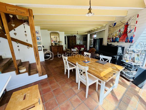 Découvrez cette charmante maison familiale de 176 m², nichée dans un environnement verdoyant et paisible, tout en restant à proximité immédiate de toutes les commodités.
À l'extérieur, vous profiterez d'un magnifique jardin clos et arboré, véritable écrin de verdure, idéal pour les moments de détente en famille. La propriété dispose également d'un stationnement privatif pouvant accueillir au moins deux voitures, d'un atelier ainsi que d'une authentique cave à vin enterrée avec sol en terre battue.
Son emplacement est un véritable atout : bus, tramway, gare et voie express sont accessibles rapidement, facilitant tous vos déplacements. Brest se prête également parfaitement aux déplacements à vélo.
Au rez-de-chaussée, vous découvrirez une belle pièce de vie lumineuse, ouverte sur une agréable terrasse et une cuisine ouverte, parfaite pour partager des moments conviviaux. Un petit salon attenant offre un espace plus intime pour se détendre. Ce rez-de-chaussée bénéficie d'un chauffage au sol, garantissant un excellent confort.
À l'étage, un chaleureux plancher en bois dessert l'espace nuit composé de quatre chambres, deux bureaux (idéals pour le télétravail ou une activité indépendante), une salle de bains et une salle d'eau.
Une maison au caractère atypique, alliant charme, volumes généreux et qualité de vie, idéale pour une famille en quête d'un cadre de vie privilégié à Brest.