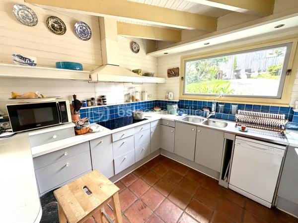 Découvrez cette charmante maison familiale de 176 m², nichée dans un environnement verdoyant et paisible, tout en restant à proximité immédiate de toutes les commodités.
À l'extérieur, vous profiterez d'un magnifique jardin clos et arboré, véritable écrin de verdure, idéal pour les moments de détente en famille. La propriété dispose également d'un stationnement privatif pouvant accueillir au moins deux voitures, d'un atelier ainsi que d'une authentique cave à vin enterrée avec sol en terre battue.
Son emplacement est un véritable atout : bus, tramway, gare et voie express sont accessibles rapidement, facilitant tous vos déplacements. Brest se prête également parfaitement aux déplacements à vélo.
Au rez-de-chaussée, vous découvrirez une belle pièce de vie lumineuse, ouverte sur une agréable terrasse et une cuisine ouverte, parfaite pour partager des moments conviviaux. Un petit salon attenant offre un espace plus intime pour se détendre. Ce rez-de-chaussée bénéficie d'un chauffage au sol, garantissant un excellent confort.
À l'étage, un chaleureux plancher en bois dessert l'espace nuit composé de quatre chambres, deux bureaux (idéals pour le télétravail ou une activité indépendante), une salle de bains et une salle d'eau.
Une maison au caractère atypique, alliant charme, volumes généreux et qualité de vie, idéale pour une famille en quête d'un cadre de vie privilégié à Brest.