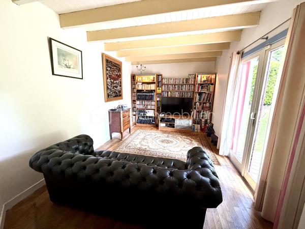 Découvrez cette charmante maison familiale de 176 m², nichée dans un environnement verdoyant et paisible, tout en restant à proximité immédiate de toutes les commodités.
À l'extérieur, vous profiterez d'un magnifique jardin clos et arboré, véritable écrin de verdure, idéal pour les moments de détente en famille. La propriété dispose également d'un stationnement privatif pouvant accueillir au moins deux voitures, d'un atelier ainsi que d'une authentique cave à vin enterrée avec sol en terre battue.
Son emplacement est un véritable atout : bus, tramway, gare et voie express sont accessibles rapidement, facilitant tous vos déplacements. Brest se prête également parfaitement aux déplacements à vélo.
Au rez-de-chaussée, vous découvrirez une belle pièce de vie lumineuse, ouverte sur une agréable terrasse et une cuisine ouverte, parfaite pour partager des moments conviviaux. Un petit salon attenant offre un espace plus intime pour se détendre. Ce rez-de-chaussée bénéficie d'un chauffage au sol, garantissant un excellent confort.
À l'étage, un chaleureux plancher en bois dessert l'espace nuit composé de quatre chambres, deux bureaux (idéals pour le télétravail ou une activité indépendante), une salle de bains et une salle d'eau.
Une maison au caractère atypique, alliant charme, volumes généreux et qualité de vie, idéale pour une famille en quête d'un cadre de vie privilégié à Brest.
