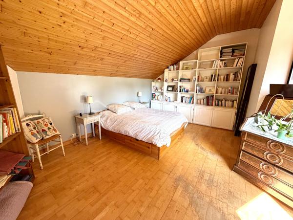 Découvrez cette charmante maison familiale de 176 m², nichée dans un environnement verdoyant et paisible, tout en restant à proximité immédiate de toutes les commodités.
À l'extérieur, vous profiterez d'un magnifique jardin clos et arboré, véritable écrin de verdure, idéal pour les moments de détente en famille. La propriété dispose également d'un stationnement privatif pouvant accueillir au moins deux voitures, d'un atelier ainsi que d'une authentique cave à vin enterrée avec sol en terre battue.
Son emplacement est un véritable atout : bus, tramway, gare et voie express sont accessibles rapidement, facilitant tous vos déplacements. Brest se prête également parfaitement aux déplacements à vélo.
Au rez-de-chaussée, vous découvrirez une belle pièce de vie lumineuse, ouverte sur une agréable terrasse et une cuisine ouverte, parfaite pour partager des moments conviviaux. Un petit salon attenant offre un espace plus intime pour se détendre. Ce rez-de-chaussée bénéficie d'un chauffage au sol, garantissant un excellent confort.
À l'étage, un chaleureux plancher en bois dessert l'espace nuit composé de quatre chambres, deux bureaux (idéals pour le télétravail ou une activité indépendante), une salle de bains et une salle d'eau.
Une maison au caractère atypique, alliant charme, volumes généreux et qualité de vie, idéale pour une famille en quête d'un cadre de vie privilégié à Brest.