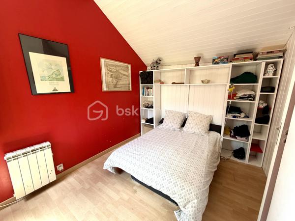 Découvrez cette charmante maison familiale de 176 m², nichée dans un environnement verdoyant et paisible, tout en restant à proximité immédiate de toutes les commodités.
À l'extérieur, vous profiterez d'un magnifique jardin clos et arboré, véritable écrin de verdure, idéal pour les moments de détente en famille. La propriété dispose également d'un stationnement privatif pouvant accueillir au moins deux voitures, d'un atelier ainsi que d'une authentique cave à vin enterrée avec sol en terre battue.
Son emplacement est un véritable atout : bus, tramway, gare et voie express sont accessibles rapidement, facilitant tous vos déplacements. Brest se prête également parfaitement aux déplacements à vélo.
Au rez-de-chaussée, vous découvrirez une belle pièce de vie lumineuse, ouverte sur une agréable terrasse et une cuisine ouverte, parfaite pour partager des moments conviviaux. Un petit salon attenant offre un espace plus intime pour se détendre. Ce rez-de-chaussée bénéficie d'un chauffage au sol, garantissant un excellent confort.
À l'étage, un chaleureux plancher en bois dessert l'espace nuit composé de quatre chambres, deux bureaux (idéals pour le télétravail ou une activité indépendante), une salle de bains et une salle d'eau.
Une maison au caractère atypique, alliant charme, volumes généreux et qualité de vie, idéale pour une famille en quête d'un cadre de vie privilégié à Brest.