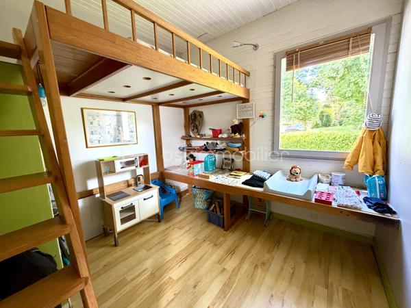 Découvrez cette charmante maison familiale de 176 m², nichée dans un environnement verdoyant et paisible, tout en restant à proximité immédiate de toutes les commodités.
À l'extérieur, vous profiterez d'un magnifique jardin clos et arboré, véritable écrin de verdure, idéal pour les moments de détente en famille. La propriété dispose également d'un stationnement privatif pouvant accueillir au moins deux voitures, d'un atelier ainsi que d'une authentique cave à vin enterrée avec sol en terre battue.
Son emplacement est un véritable atout : bus, tramway, gare et voie express sont accessibles rapidement, facilitant tous vos déplacements. Brest se prête également parfaitement aux déplacements à vélo.
Au rez-de-chaussée, vous découvrirez une belle pièce de vie lumineuse, ouverte sur une agréable terrasse et une cuisine ouverte, parfaite pour partager des moments conviviaux. Un petit salon attenant offre un espace plus intime pour se détendre. Ce rez-de-chaussée bénéficie d'un chauffage au sol, garantissant un excellent confort.
À l'étage, un chaleureux plancher en bois dessert l'espace nuit composé de quatre chambres, deux bureaux (idéals pour le télétravail ou une activité indépendante), une salle de bains et une salle d'eau.
Une maison au caractère atypique, alliant charme, volumes généreux et qualité de vie, idéale pour une famille en quête d'un cadre de vie privilégié à Brest.