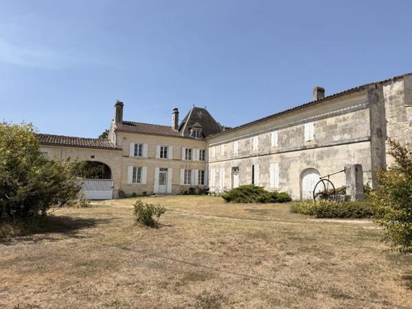 Belle demeure Charentaise avec ses dépendances et son parc de 5000 m²