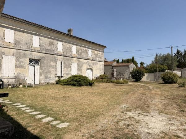 Belle demeure Charentaise avec ses dépendances et son parc de 5000 m²