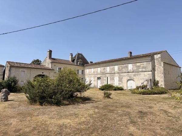 Belle demeure Charentaise avec ses dépendances et son parc de 5000 m²