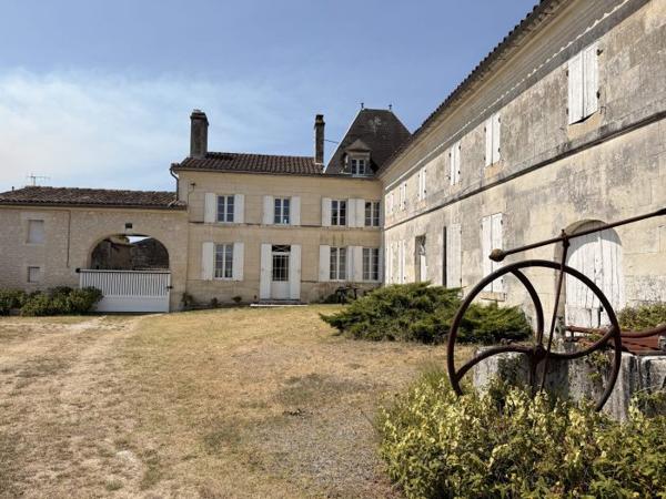 Belle demeure Charentaise avec ses dépendances et son parc de 5000 m²