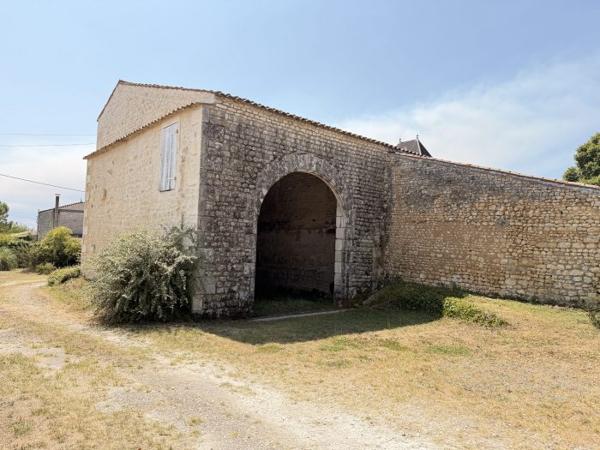 Belle demeure Charentaise avec ses dépendances et son parc de 5000 m²