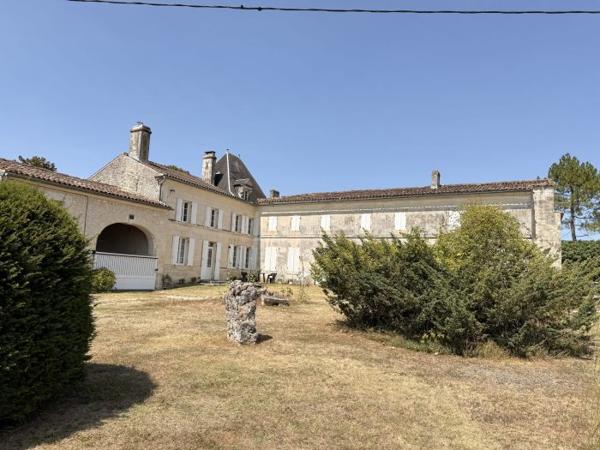 Belle demeure Charentaise avec ses dépendances et son parc de 5000 m²