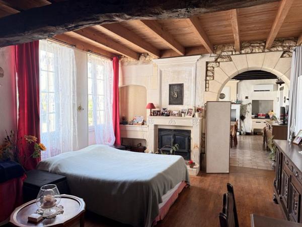 Belle demeure Charentaise avec ses dépendances et son parc de 5000 m²