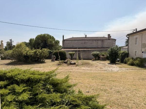 Belle demeure Charentaise avec ses dépendances et son parc de 5000 m²