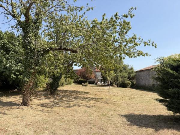 Belle demeure Charentaise avec ses dépendances et son parc de 5000 m²