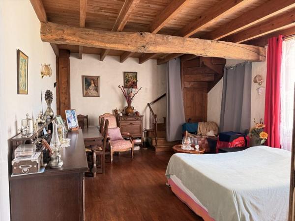 Belle demeure Charentaise avec ses dépendances et son parc de 5000 m²
