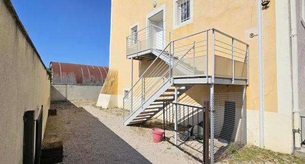 Appartement à Montélimar de  140 m2 avec 4 chambres et un jardin