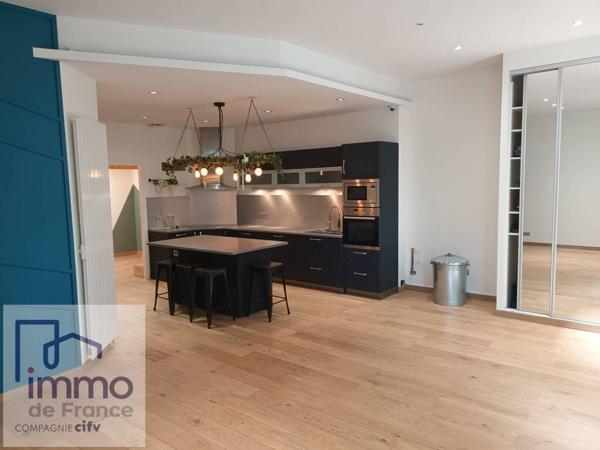 VILLEURBANNE Métro République. (Appartement F2 bis  ATYPIQUE) de 72 m² en Rez-de-jardin +Terrasse 18 m².