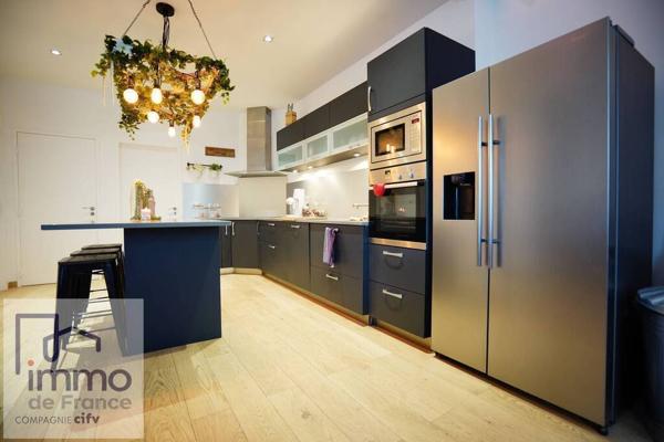 VILLEURBANNE Métro République. (Appartement F2 bis  ATYPIQUE) de 72 m² en Rez-de-jardin +Terrasse 18 m².