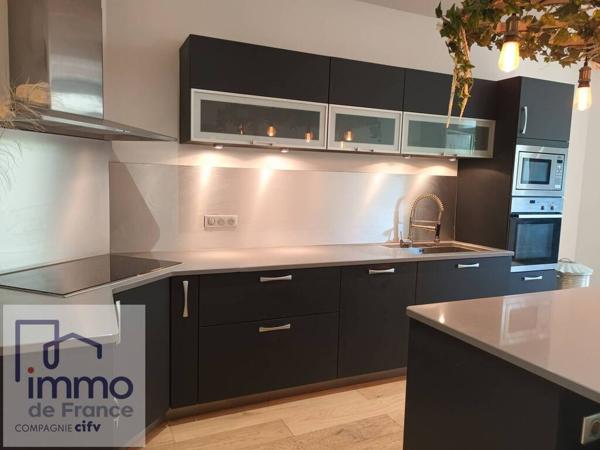 VILLEURBANNE Métro République. (Appartement F2 bis  ATYPIQUE) de 72 m² en Rez-de-jardin +Terrasse 18 m².