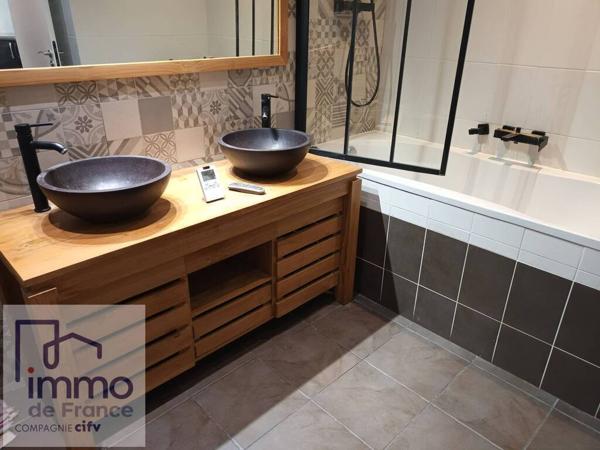 VILLEURBANNE Métro République. (Appartement F2 bis  ATYPIQUE) de 72 m² en Rez-de-jardin +Terrasse 18 m².