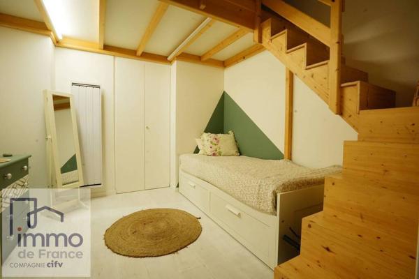 VILLEURBANNE Métro République. (Appartement F2 bis  ATYPIQUE) de 72 m² en Rez-de-jardin +Terrasse 18 m².