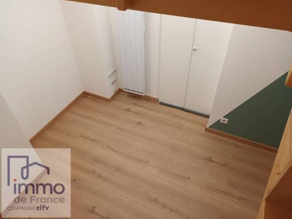 VILLEURBANNE Métro République. (Appartement F2 bis  ATYPIQUE) de 72 m² en Rez-de-jardin +Terrasse 18 m².