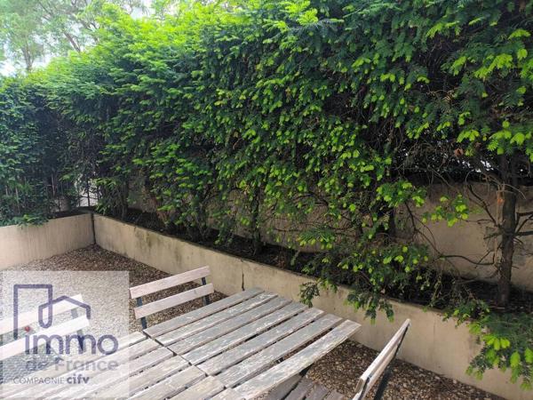 VILLEURBANNE Métro République. (Appartement F2 bis  ATYPIQUE) de 72 m² en Rez-de-jardin +Terrasse 18 m².