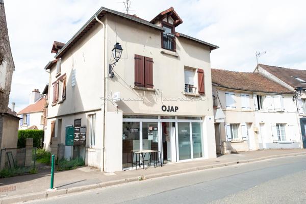 Immeuble locatif dans le centre village