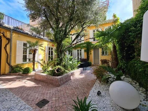 A vendre à Cannes, belle maison de ville rénovée