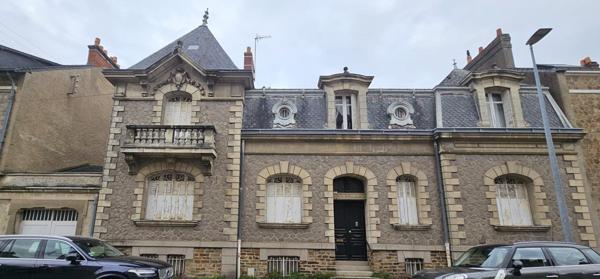 Quartier Toutes Joies, garage attenant de deux places et traversant sur le jardin