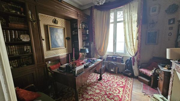 Quartier Toutes Joies, garage attenant de deux places et traversant sur le jardin