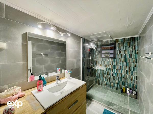 Maison de plain-pied 4 pièces avec terrasse couverte et jardin arboré