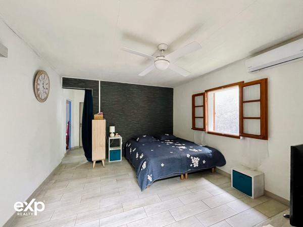 Maison de plain-pied 4 pièces avec terrasse couverte et jardin arboré