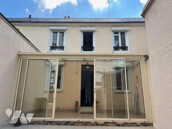 Maison plein centre ville (à proximité de la place d'Alger) avec cour fermée comprenant :
Au r...