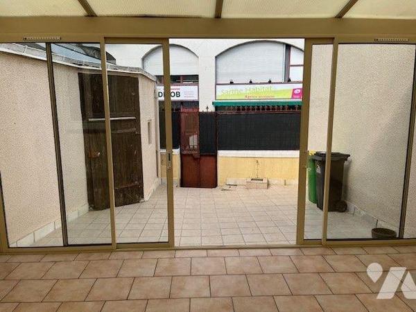 Maison plein centre ville (à proximité de la place d'Alger) avec cour fermée comprenant :
Au r...