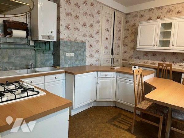 Maison plein centre ville (à proximité de la place d'Alger) avec cour fermée comprenant :
Au r...