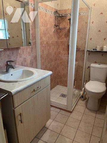 Maison plein centre ville (à proximité de la place d'Alger) avec cour fermée comprenant :
Au r...