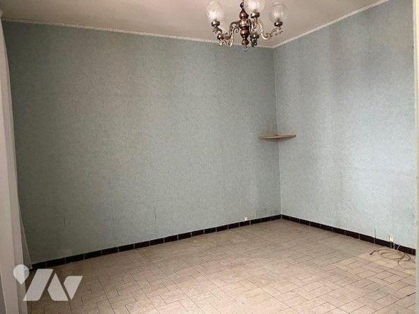 Maison plein centre ville (à proximité de la place d'Alger) avec cour fermée comprenant :
Au r...