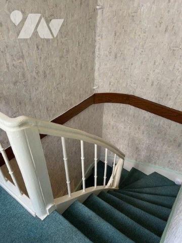 Maison plein centre ville (à proximité de la place d'Alger) avec cour fermée comprenant :
Au r...