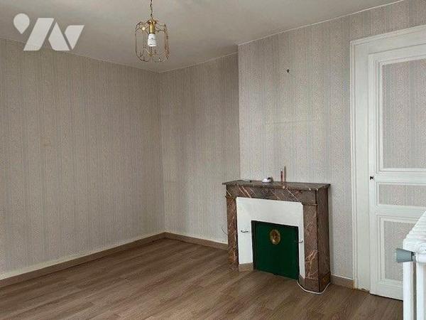 Maison plein centre ville (à proximité de la place d'Alger) avec cour fermée comprenant :
Au r...