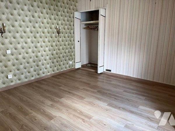 Maison plein centre ville (à proximité de la place d'Alger) avec cour fermée comprenant :
Au r...