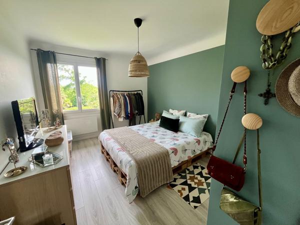 À vendre - Maison mitoyenne 1 côté, 5 pièces située à Mouguerre (64990)