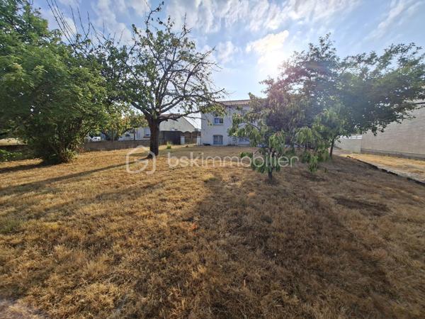 Sur une parcelle divisible de 1031m2, venez découvrir cette maison chaleureuse en bon état avec son sous sol de 120m2.
Dès l'entrée par la véranda, vous accèderez à une cuisine indépendante qui fait face à la pièce de vie(possibilité en abattant deux cloisons de relier les deux espaces). le salon séjour est agréable et doté de son poêle à bois.
Le couloir dessert 3 chambres, une salle de bain, et un wc indépendant.
Le sous sol de 120m2 est divisé en plusieurs parties dont une pouvant être aménagée en chambre avec salle d'eau.
Cette maison est équipée d'une pompe à chaleur DAIKIN économe en électricité et donc idéale pour votre portefeuille
En septembre la couverture du toit sera refaite entièrement.
Le jardin est pourvu d'arbres fruitiers et vous profiterez également d'un garage double indépendant. Le terrain est piscinable.
Cette maison située à proximité du bourg de Saint Mathurin où vous trouverez des écoles, un cabinet médical, une supérette, une boulangerie est idéale pour une vie de famille.
La parcelle peut faire l'objet d'une division pour revente.
Cette maison a un énorme potentiel d'évolution et de transformation, cette opportunité est à saisir rapidement.
contactez moi pour planifier une visite