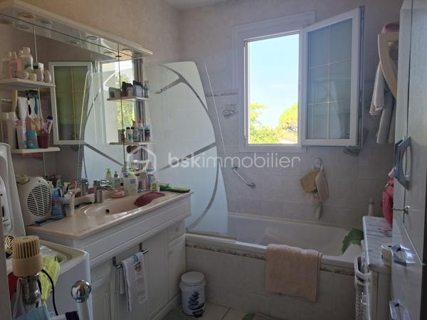 Sur une parcelle divisible de 1031m2, venez découvrir cette maison chaleureuse en bon état avec son sous sol de 120m2.
Dès l'entrée par la véranda, vous accèderez à une cuisine indépendante qui fait face à la pièce de vie(possibilité en abattant deux cloisons de relier les deux espaces). le salon séjour est agréable et doté de son poêle à bois.
Le couloir dessert 3 chambres, une salle de bain, et un wc indépendant.
Le sous sol de 120m2 est divisé en plusieurs parties dont une pouvant être aménagée en chambre avec salle d'eau.
Cette maison est équipée d'une pompe à chaleur DAIKIN économe en électricité et donc idéale pour votre portefeuille
En septembre la couverture du toit sera refaite entièrement.
Le jardin est pourvu d'arbres fruitiers et vous profiterez également d'un garage double indépendant. Le terrain est piscinable.
Cette maison située à proximité du bourg de Saint Mathurin où vous trouverez des écoles, un cabinet médical, une supérette, une boulangerie est idéale pour une vie de famille.
La parcelle peut faire l'objet d'une division pour revente.
Cette maison a un énorme potentiel d'évolution et de transformation, cette opportunité est à saisir rapidement.
contactez moi pour planifier une visite