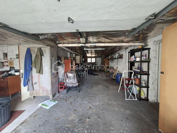 Sur une parcelle divisible de 1031m2, venez découvrir cette maison chaleureuse en bon état avec son sous sol de 120m2.
Dès l'entrée par la véranda, vous accèderez à une cuisine indépendante qui fait face à la pièce de vie(possibilité en abattant deux cloisons de relier les deux espaces). le salon séjour est agréable et doté de son poêle à bois.
Le couloir dessert 3 chambres, une salle de bain, et un wc indépendant.
Le sous sol de 120m2 est divisé en plusieurs parties dont une pouvant être aménagée en chambre avec salle d'eau.
Cette maison est équipée d'une pompe à chaleur DAIKIN économe en électricité et donc idéale pour votre portefeuille
En septembre la couverture du toit sera refaite entièrement.
Le jardin est pourvu d'arbres fruitiers et vous profiterez également d'un garage double indépendant. Le terrain est piscinable.
Cette maison située à proximité du bourg de Saint Mathurin où vous trouverez des écoles, un cabinet médical, une supérette, une boulangerie est idéale pour une vie de famille.
La parcelle peut faire l'objet d'une division pour revente.
Cette maison a un énorme potentiel d'évolution et de transformation, cette opportunité est à saisir rapidement.
contactez moi pour planifier une visite