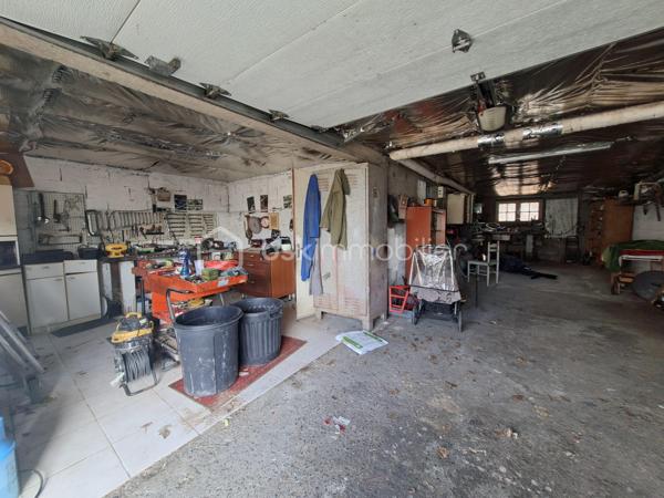 Sur une parcelle divisible de 1031m2, venez découvrir cette maison chaleureuse en bon état avec son sous sol de 120m2.
Dès l'entrée par la véranda, vous accèderez à une cuisine indépendante qui fait face à la pièce de vie(possibilité en abattant deux cloisons de relier les deux espaces). le salon séjour est agréable et doté de son poêle à bois.
Le couloir dessert 3 chambres, une salle de bain, et un wc indépendant.
Le sous sol de 120m2 est divisé en plusieurs parties dont une pouvant être aménagée en chambre avec salle d'eau.
Cette maison est équipée d'une pompe à chaleur DAIKIN économe en électricité et donc idéale pour votre portefeuille
En septembre la couverture du toit sera refaite entièrement.
Le jardin est pourvu d'arbres fruitiers et vous profiterez également d'un garage double indépendant. Le terrain est piscinable.
Cette maison située à proximité du bourg de Saint Mathurin où vous trouverez des écoles, un cabinet médical, une supérette, une boulangerie est idéale pour une vie de famille.
La parcelle peut faire l'objet d'une division pour revente.
Cette maison a un énorme potentiel d'évolution et de transformation, cette opportunité est à saisir rapidement.
contactez moi pour planifier une visite