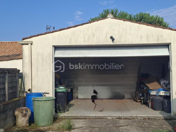 Sur une parcelle divisible de 1031m2, venez découvrir cette maison chaleureuse en bon état avec son sous sol de 120m2.
Dès l'entrée par la véranda, vous accèderez à une cuisine indépendante qui fait face à la pièce de vie(possibilité en abattant deux cloisons de relier les deux espaces). le salon séjour est agréable et doté de son poêle à bois.
Le couloir dessert 3 chambres, une salle de bain, et un wc indépendant.
Le sous sol de 120m2 est divisé en plusieurs parties dont une pouvant être aménagée en chambre avec salle d'eau.
Cette maison est équipée d'une pompe à chaleur DAIKIN économe en électricité et donc idéale pour votre portefeuille
En septembre la couverture du toit sera refaite entièrement.
Le jardin est pourvu d'arbres fruitiers et vous profiterez également d'un garage double indépendant. Le terrain est piscinable.
Cette maison située à proximité du bourg de Saint Mathurin où vous trouverez des écoles, un cabinet médical, une supérette, une boulangerie est idéale pour une vie de famille.
La parcelle peut faire l'objet d'une division pour revente.
Cette maison a un énorme potentiel d'évolution et de transformation, cette opportunité est à saisir rapidement.
contactez moi pour planifier une visite