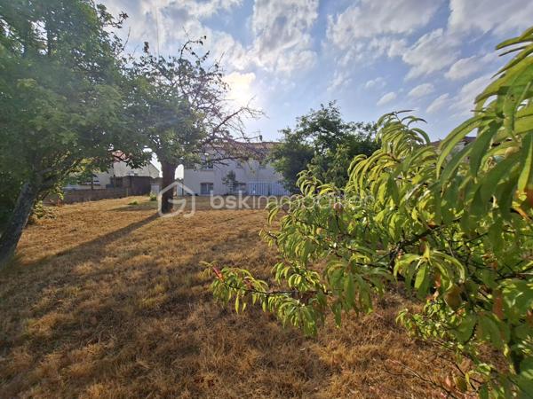 Sur une parcelle divisible de 1031m2, venez découvrir cette maison chaleureuse en bon état avec son sous sol de 120m2.
Dès l'entrée par la véranda, vous accèderez à une cuisine indépendante qui fait face à la pièce de vie(possibilité en abattant deux cloisons de relier les deux espaces). le salon séjour est agréable et doté de son poêle à bois.
Le couloir dessert 3 chambres, une salle de bain, et un wc indépendant.
Le sous sol de 120m2 est divisé en plusieurs parties dont une pouvant être aménagée en chambre avec salle d'eau.
Cette maison est équipée d'une pompe à chaleur DAIKIN économe en électricité et donc idéale pour votre portefeuille
En septembre la couverture du toit sera refaite entièrement.
Le jardin est pourvu d'arbres fruitiers et vous profiterez également d'un garage double indépendant. Le terrain est piscinable.
Cette maison située à proximité du bourg de Saint Mathurin où vous trouverez des écoles, un cabinet médical, une supérette, une boulangerie est idéale pour une vie de famille.
La parcelle peut faire l'objet d'une division pour revente.
Cette maison a un énorme potentiel d'évolution et de transformation, cette opportunité est à saisir rapidement.
contactez moi pour planifier une visite