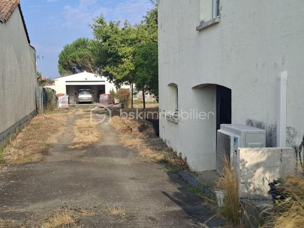 Sur une parcelle divisible de 1031m2, venez découvrir cette maison chaleureuse en bon état avec son sous sol de 120m2.
Dès l'entrée par la véranda, vous accèderez à une cuisine indépendante qui fait face à la pièce de vie(possibilité en abattant deux cloisons de relier les deux espaces). le salon séjour est agréable et doté de son poêle à bois.
Le couloir dessert 3 chambres, une salle de bain, et un wc indépendant.
Le sous sol de 120m2 est divisé en plusieurs parties dont une pouvant être aménagée en chambre avec salle d'eau.
Cette maison est équipée d'une pompe à chaleur DAIKIN économe en électricité et donc idéale pour votre portefeuille
En septembre la couverture du toit sera refaite entièrement.
Le jardin est pourvu d'arbres fruitiers et vous profiterez également d'un garage double indépendant. Le terrain est piscinable.
Cette maison située à proximité du bourg de Saint Mathurin où vous trouverez des écoles, un cabinet médical, une supérette, une boulangerie est idéale pour une vie de famille.
La parcelle peut faire l'objet d'une division pour revente.
Cette maison a un énorme potentiel d'évolution et de transformation, cette opportunité est à saisir rapidement.
contactez moi pour planifier une visite
